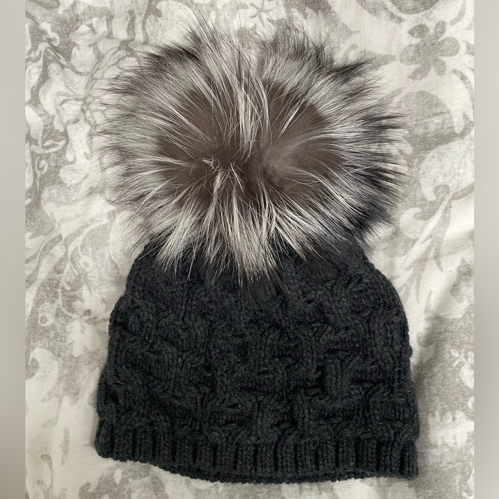 Elegant Black Knit Beanie with Faux Fur Pom-Pom